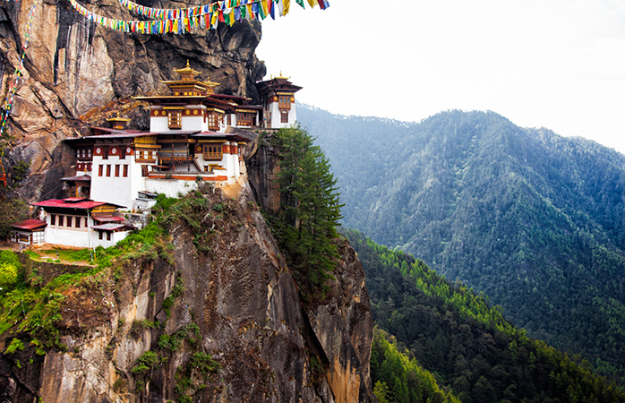 tek başına tatil önerileri -Butan’daki Paro Vadisi’nde uçurumun kenarına inşa edilmiş Kaplan Yuvası manastırı