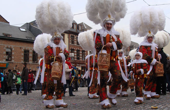 Tuhaf ve harika kostümlerle dolu Binche Karnavalı, karnaval ziyaretçileri için bolca eğlence sunuyo