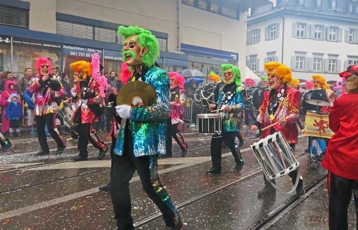 dünyadaki karnavallar - Maskeli disko kralları Basel caddelerinde gövde gösterisi yapıyor 
