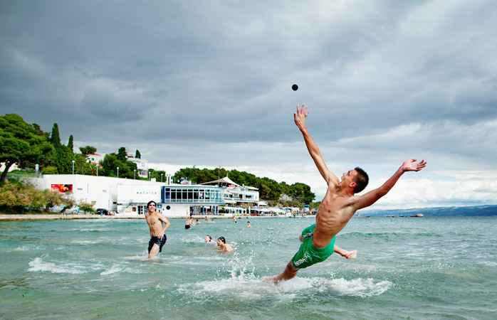 tek başına tatil önerileri -Topu yakala! İlk kez Split’teki Bačvice Plajı’nda ortaya picigin oyunu plajlara renk katıyor
