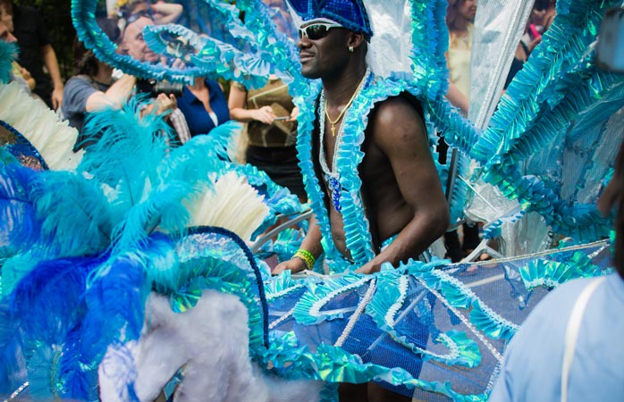dünyadaki karnavallar - Notting Hill Karnavalı’nın en önemli özelliği gösterişli kostümlerdir. Kendi kostümünü giy ve eğlenceye katıl