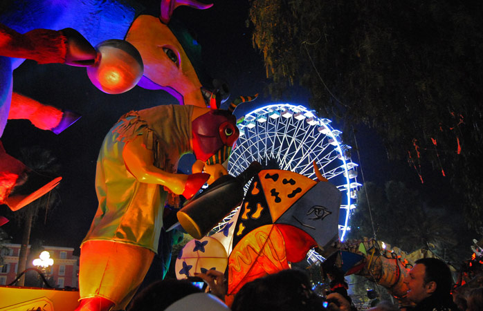 dünyadaki karnavallar - Nice Karnavalı’nda gece gökyüzünü aydınlatan parlak süslemeler