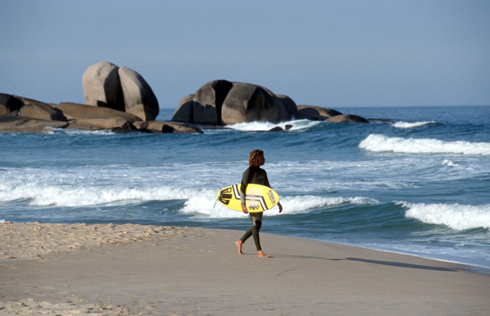 tek başına tatil önerileri -Florianópolis’te güneşlenebileceğin, sörf yapabileceğin ve dinlenebileceğin 40 plaj var ve Praia Mole de bunlardan biri