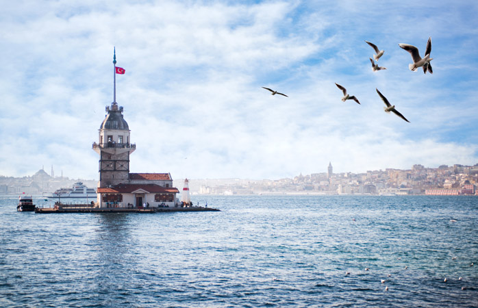  İstanbul Boğazı’nda tekneyle dolaşırken tuhaf bir konuma sahip, ilginç Kız Kulesi’ni görebilirsin