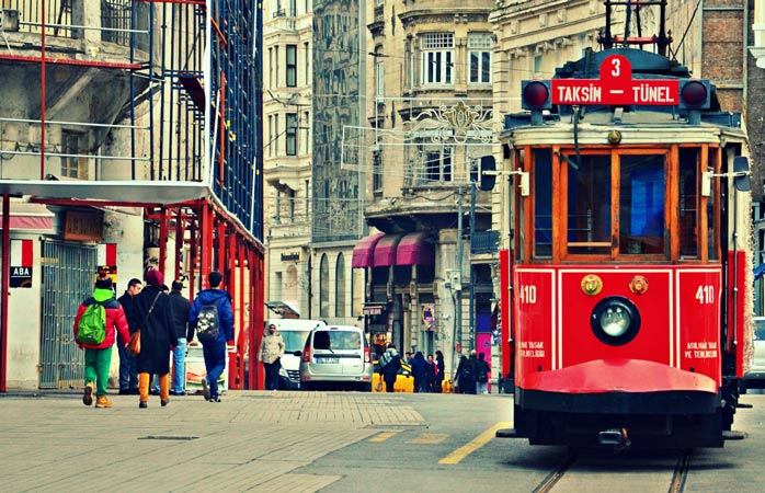 İstanbul’un simgesel tramvayı Taksim sokaklarında dolaşıyor