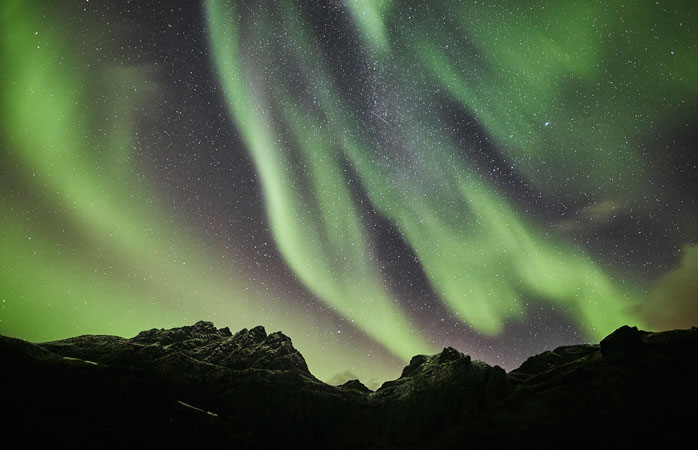Lofoten Adaları - Yıldızlı gökyüzünde Kuzey Işıkları’nın dansını izle