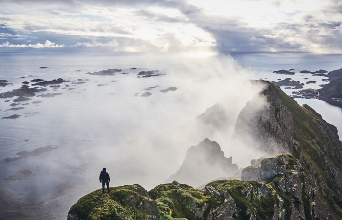 Lofoten Adaları - Panoramik fiyort manzarası için yürüyerek Finnglunten’ın tepesine çık