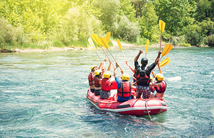 Seyahat sigortası: Macera severler su raftingini tamamlayışlarını kutluyorlar
