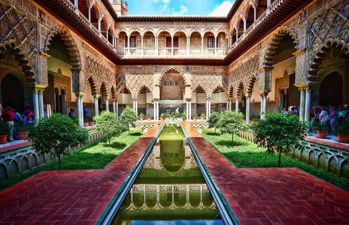Sevilla'da gezilecek yerler - Sevilla’nın kraliyet sarayı Alcázar, Müdeccen mimarisinin en güzel örneklerinden biri