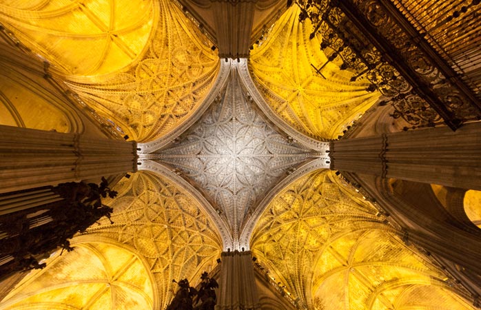 Sevilla'da gezilecek yerler - Sevilla, dünyanın en büyük Gotik katedrali olan Sevilla Katedrali’ne ev sahipliği yapar