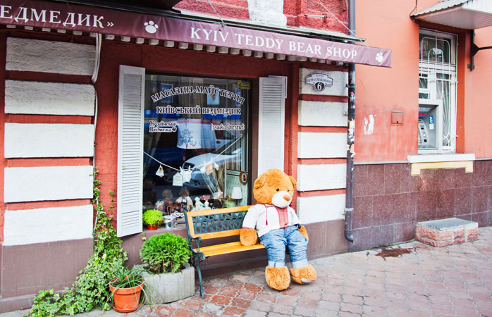 Kiev gezi rehberi- Podil’in hızına yetişemeyerek dinlenmek zorunda kalan bir oyuncak ayı