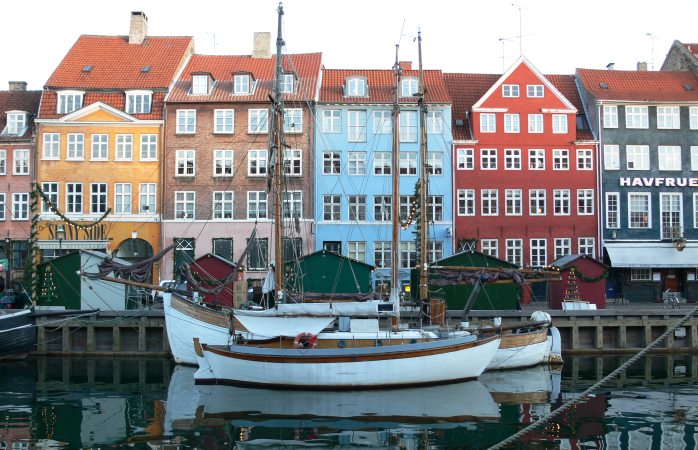 Kopenhag gezi rehberi - Renkli evlerin kanal manzarasıyla buluşması 