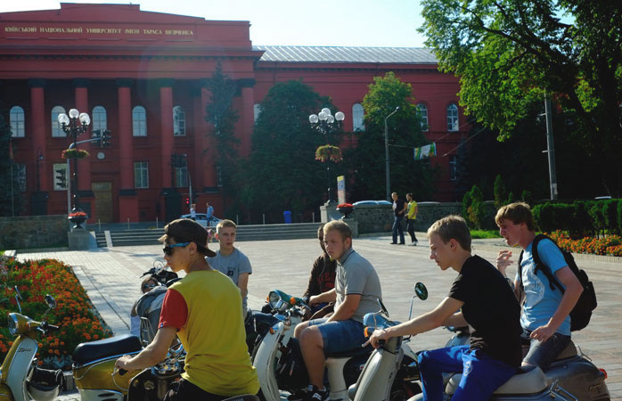 Kiev gezi rehberi- Üniversitenin yanındaki Taras Shevchenko Parkı’nda vakit geçiren gençler