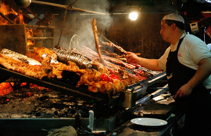 Dünyanın en iyi yemekleri: Etlerin cızırdamasını duyuyor musun? Mercado del Puerto’da parilla üzerinde pişen etler