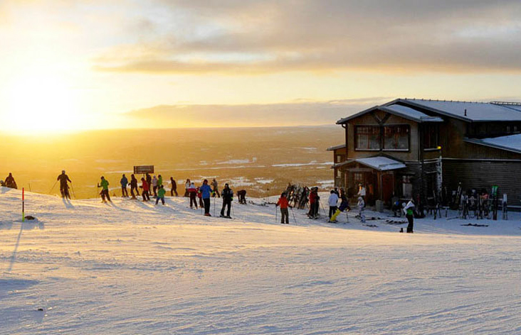 Avrupa kayak merkezleri- İsveç, Idre kayak merkezinde iniş yapmaya hazırlanan kayakçılar. 