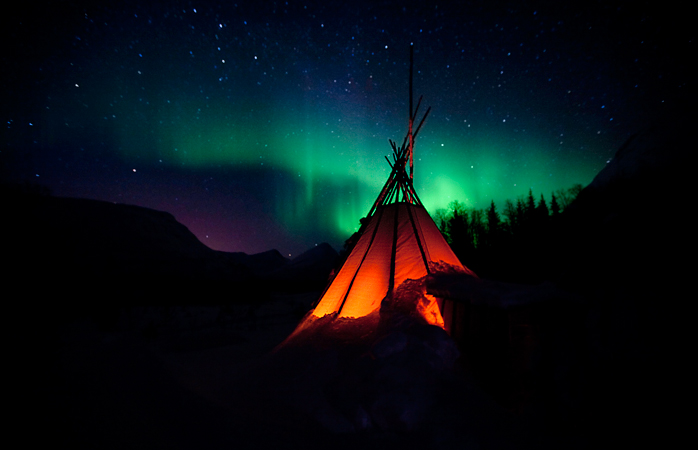 Kuzey Işıkları otelleri- Kuzey Işıkları’nın altında tipik bir Norveç lavvo çadırı.