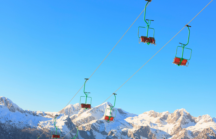 Slovenya’nın Kranjska Gora kayak merkezindeki renkli telesiyejler