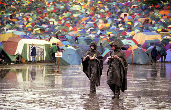 Festival profesyonellerine uy – şemsiyeye hayır de ve yağmurluğunu sev