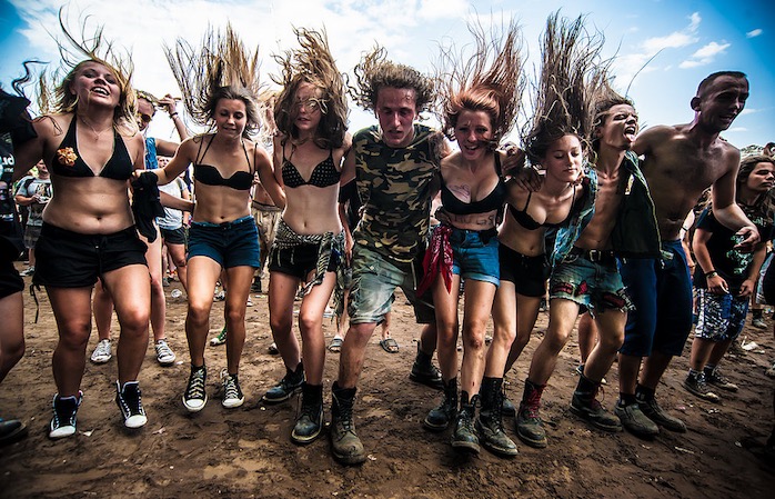 Woodstock Festival Poland’da rahat kıyafetleriyle “moshing” yapanlar