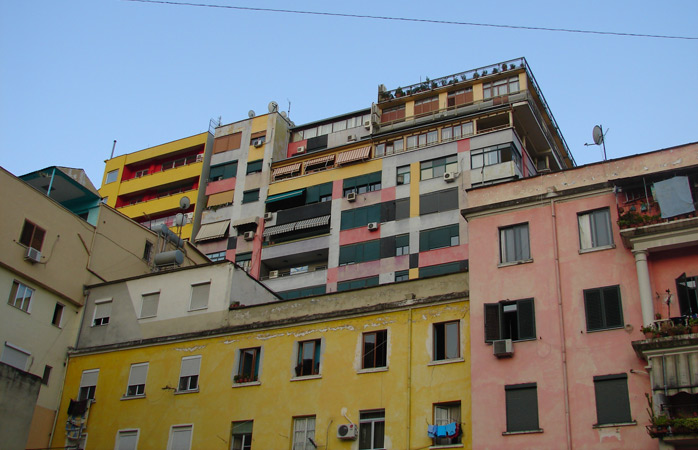 Hayat dolu başkent Tiran’da rengarenk bir komünizm