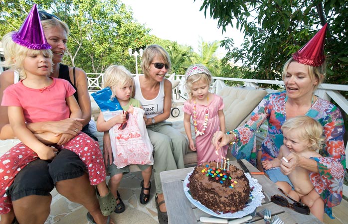 İlginç gelenekler- Hollanda’daki bir doğum gününde pasta ve muhabbet