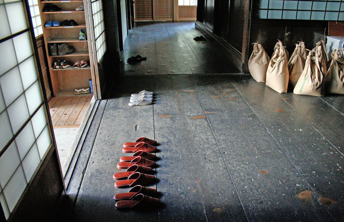 İlginç gelenekler- Bir Japon evine girerken ayakkabılarını çıkarıp terlik giymelisin