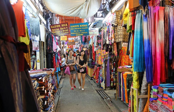 İlginç gelenekler- Bangkok’taki Chatuchak hafta sonu pazarında rengârenk kıyafetler arasından sana yakışanı bul