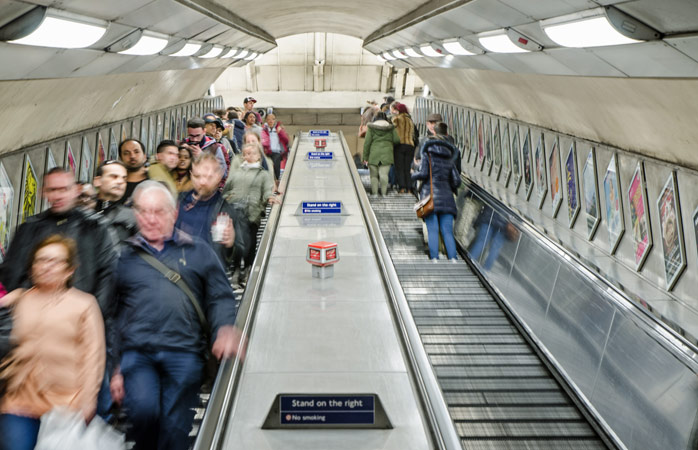 İlginç gelenekler- Londra metrosunda sağda beklediğin sürece hiçbir sorun yaşamayacaksın