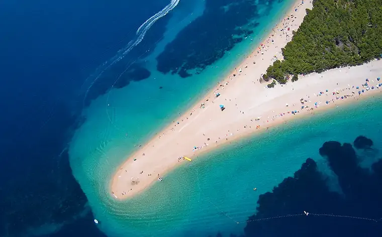 Göz kamaştırıcı Zlatni rat kumsalı.