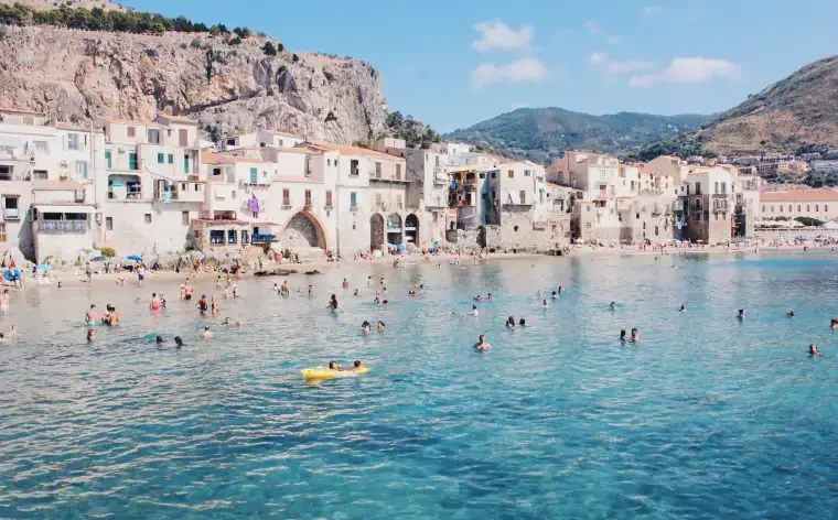 Sicilya gezi rehberi - Kayalık üzerine kurulu şehir Taormina, Sicilya Adası © <a title=